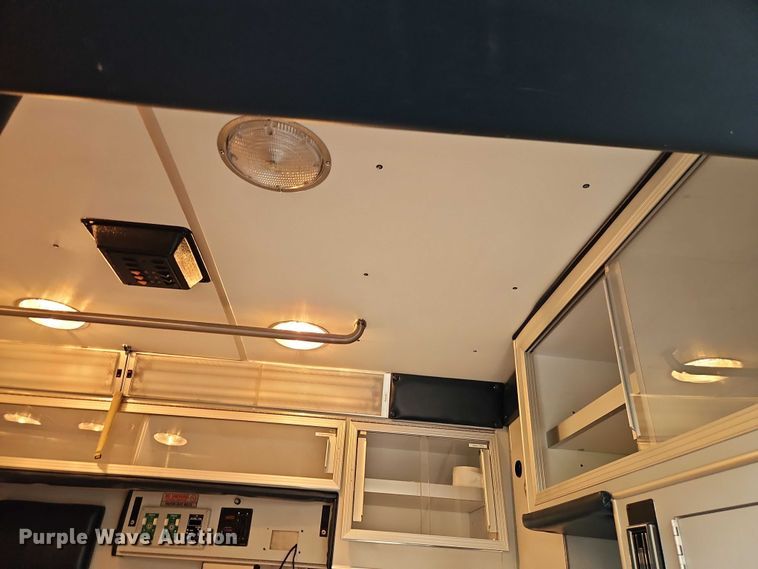 image for item EJ0071 1999 Ford E450 ambulance