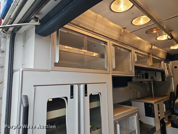 image for item EJ0071 1999 Ford E450 ambulance