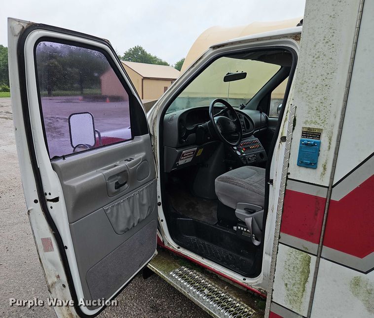 image for item EJ0071 1999 Ford E450 ambulance