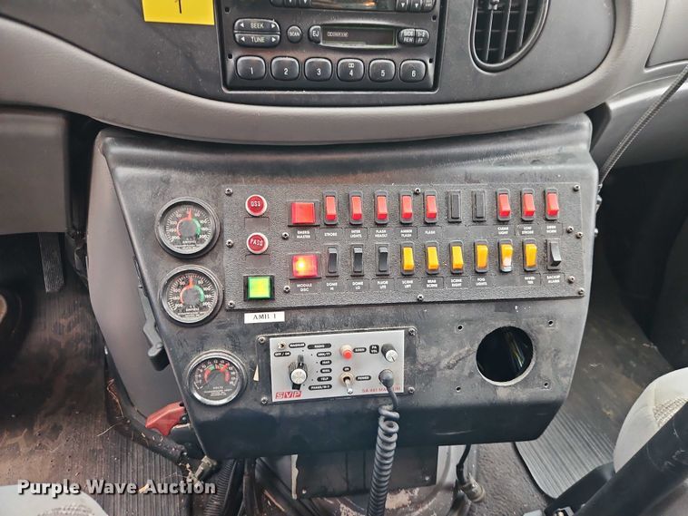 image for item EJ0071 1999 Ford E450 ambulance