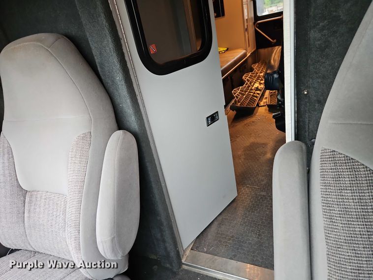 image for item EJ0071 1999 Ford E450 ambulance