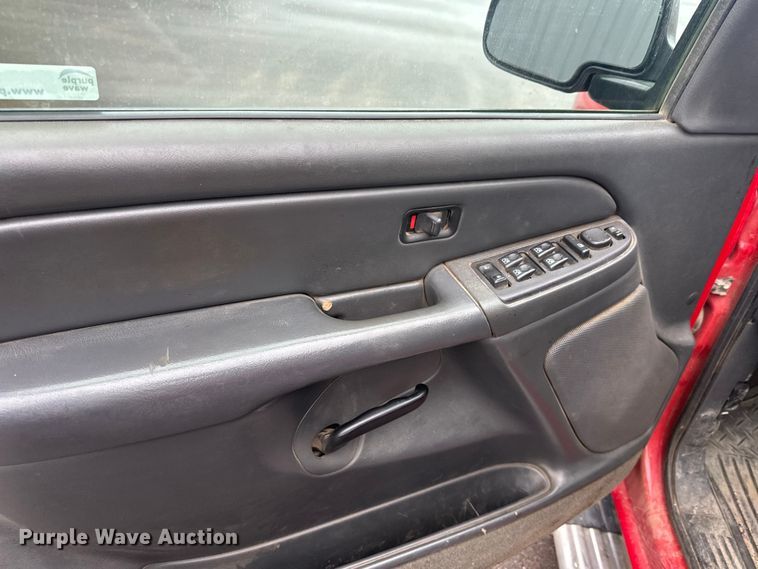 image for item EL0074 2005 Chevrolet Silverado 1500 Crew Cab pickup truck