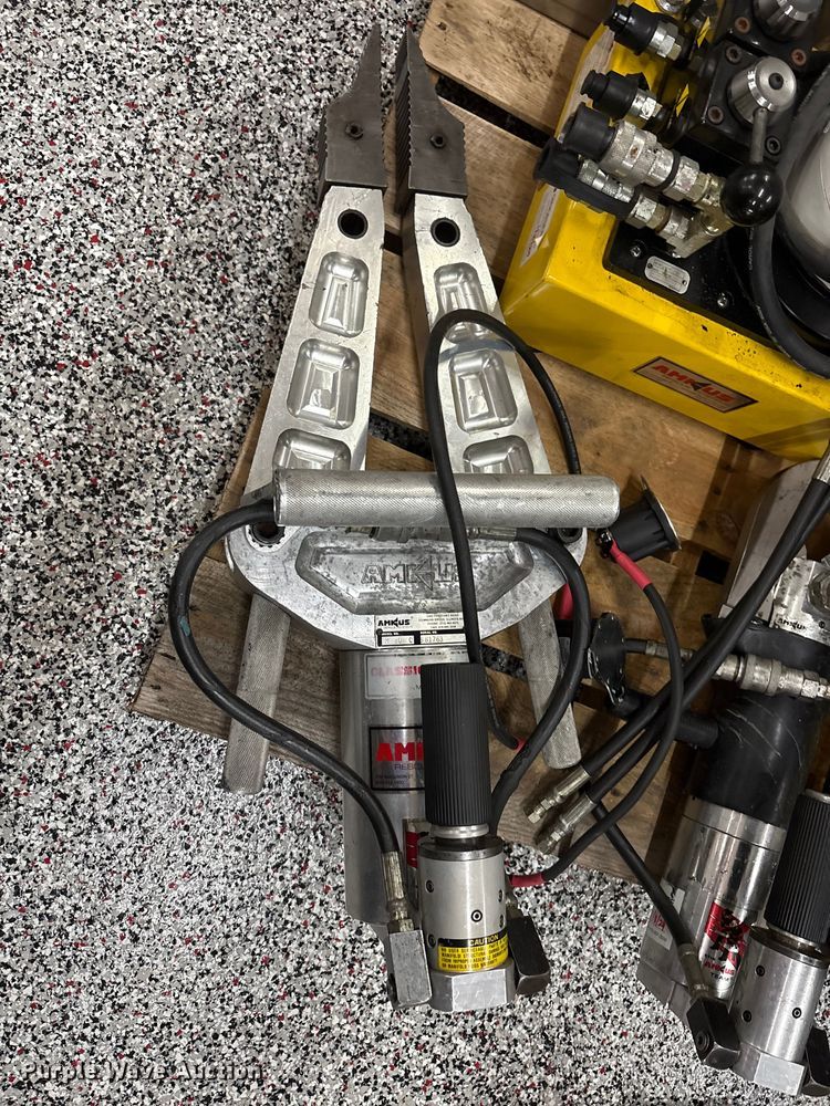 image for item EM6133 Amkus M 30 C jaws of life rescue tool