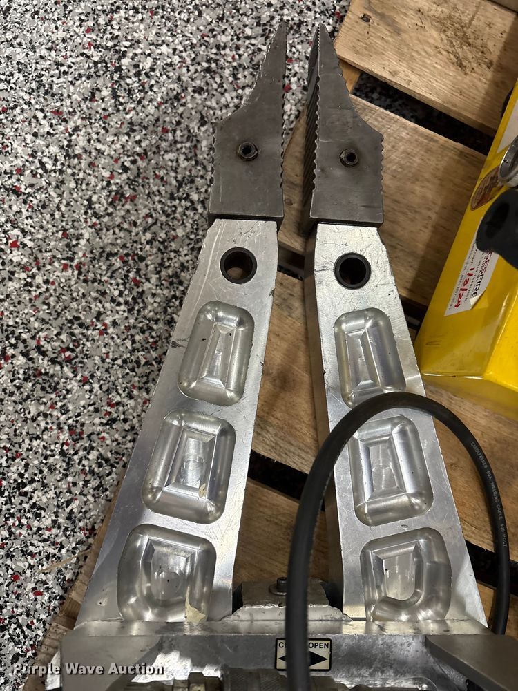 image for item EM6133 Amkus M 30 C jaws of life rescue tool