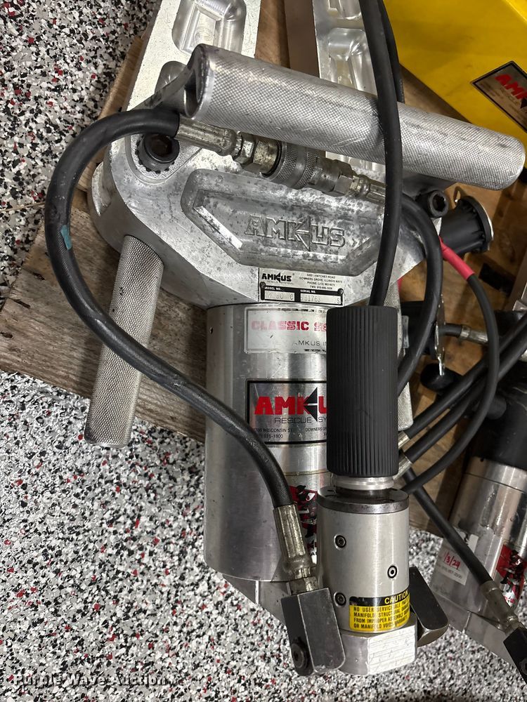 image for item EM6133 Amkus M 30 C jaws of life rescue tool