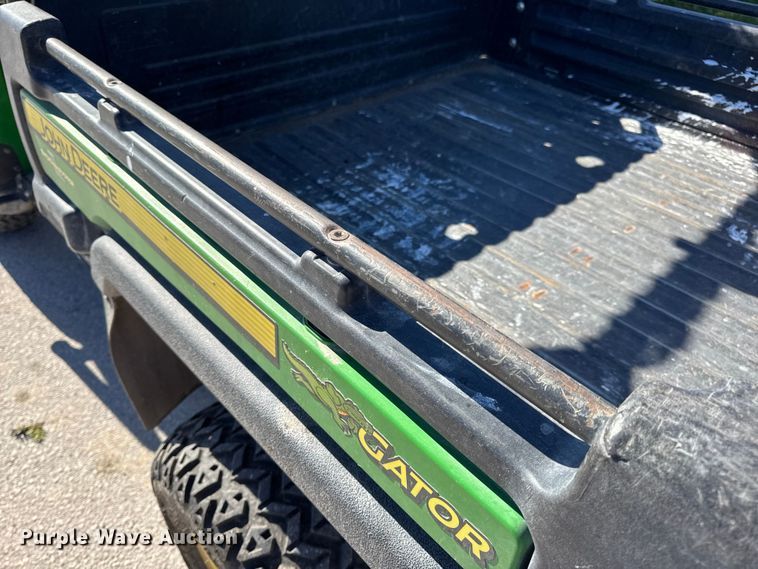image for item EN0669 2015 John Deere Gator 825i utility vehicle