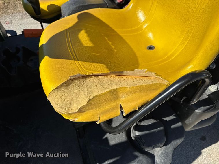 image for item EN0669 2015 John Deere Gator 825i utility vehicle