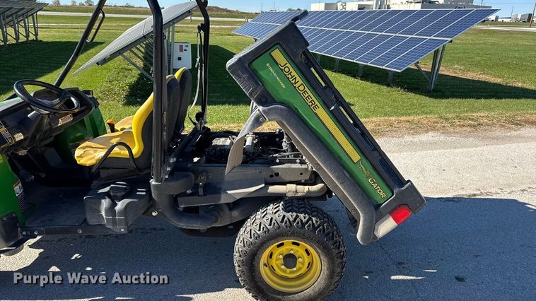 image for item EN0669 2015 John Deere Gator 825i utility vehicle