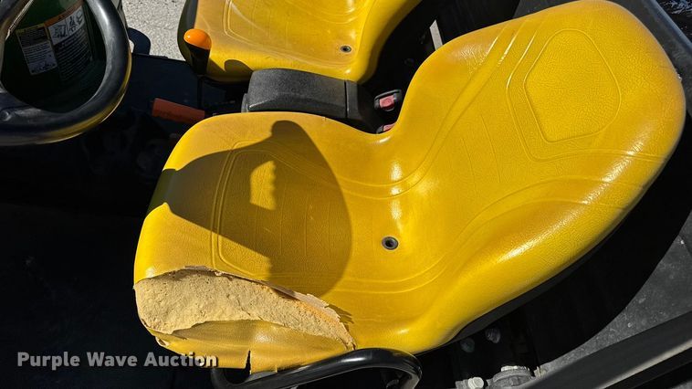 image for item EN0669 2015 John Deere Gator 825i utility vehicle