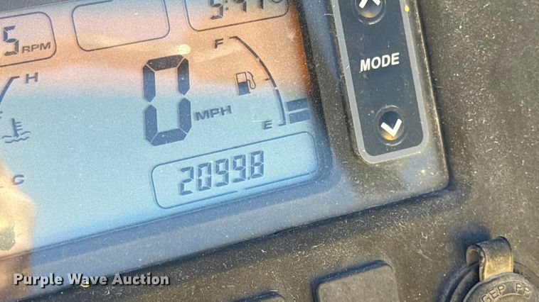 image for item EN0669 2015 John Deere Gator 825i utility vehicle