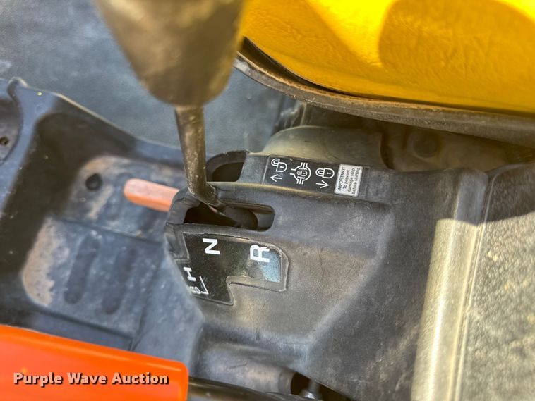 image for item EN0669 2015 John Deere Gator 825i utility vehicle