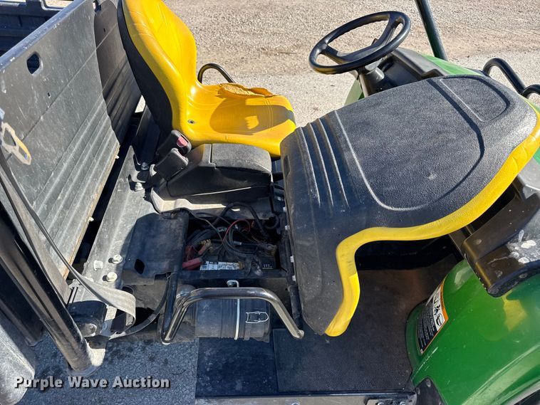 image for item EN0669 2015 John Deere Gator 825i utility vehicle