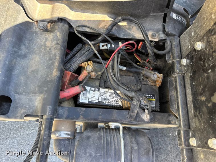 image for item EN0669 2015 John Deere Gator 825i utility vehicle