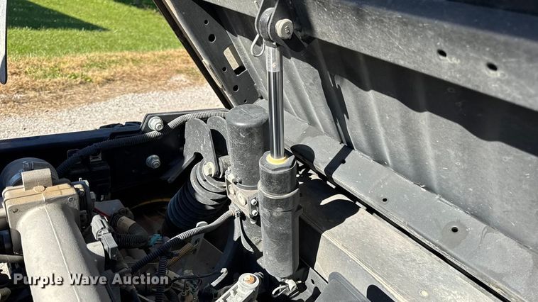 image for item EN0669 2015 John Deere Gator 825i utility vehicle