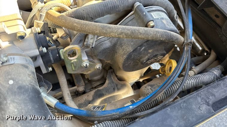 image for item EN0669 2015 John Deere Gator 825i utility vehicle