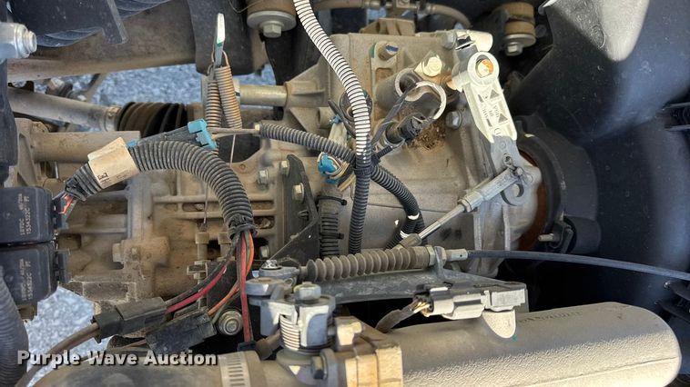 image for item EN0669 2015 John Deere Gator 825i utility vehicle