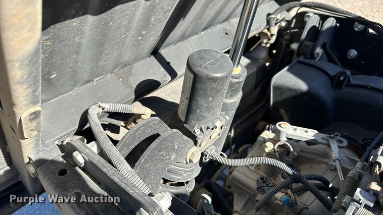 image for item EN0669 2015 John Deere Gator 825i utility vehicle