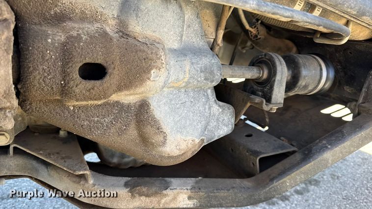 image for item EN0669 2015 John Deere Gator 825i utility vehicle