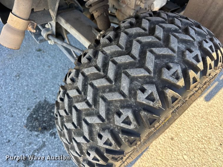 image for item EN0669 2015 John Deere Gator 825i utility vehicle