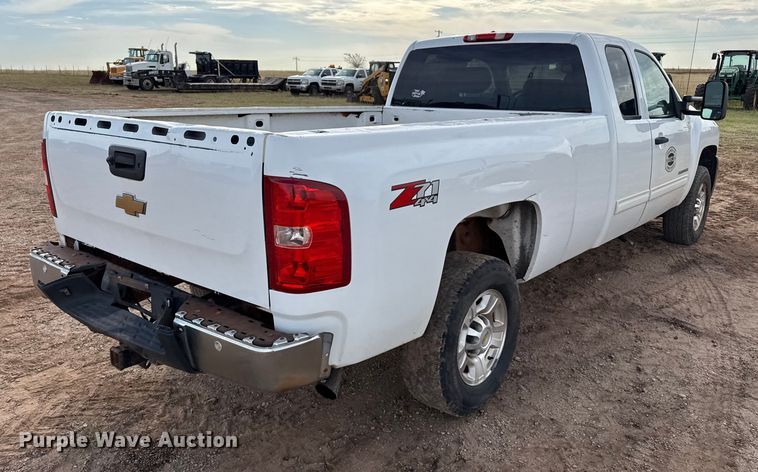 image for item EP0789 2010 Chevrolet Silverado 2500HD Ext. Cab pickup truck