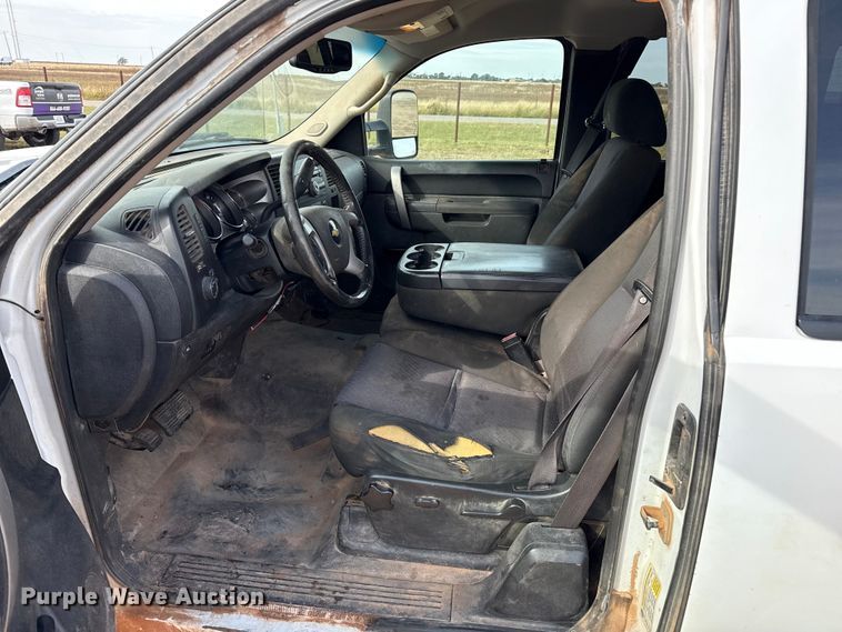 image for item EP0789 2010 Chevrolet Silverado 2500HD Ext. Cab pickup truck