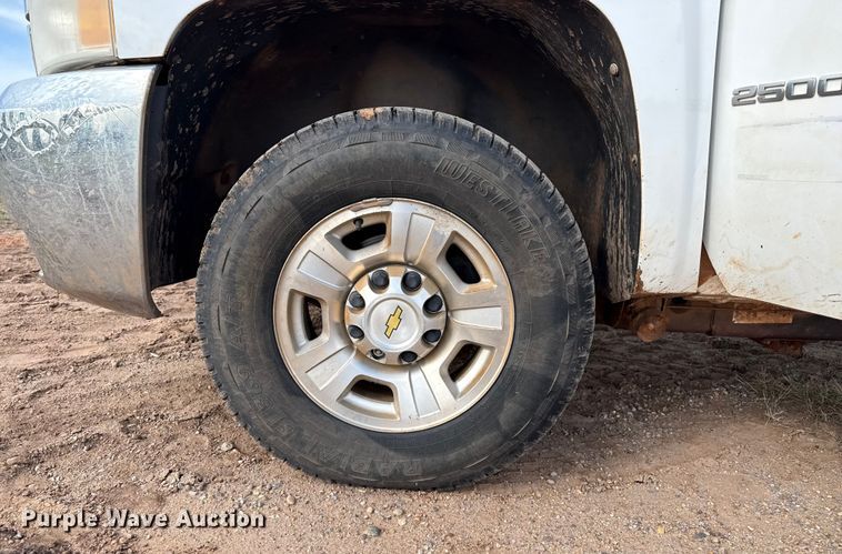 image for item EP0789 2010 Chevrolet Silverado 2500HD Ext. Cab pickup truck