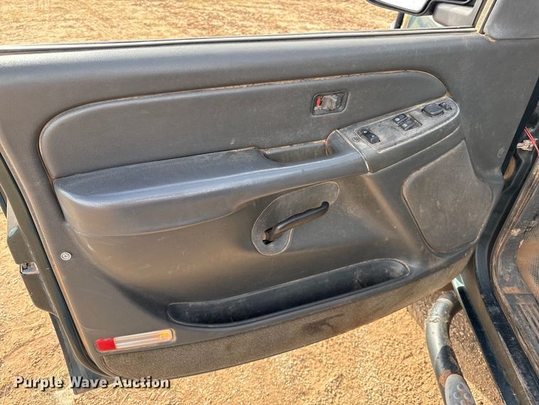 image for item EP0791 2005 GMC Sierra 2500HD pickup truck