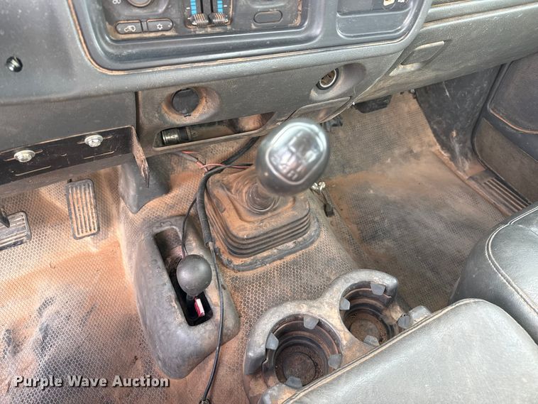 image for item EP0791 2005 GMC Sierra 2500HD pickup truck