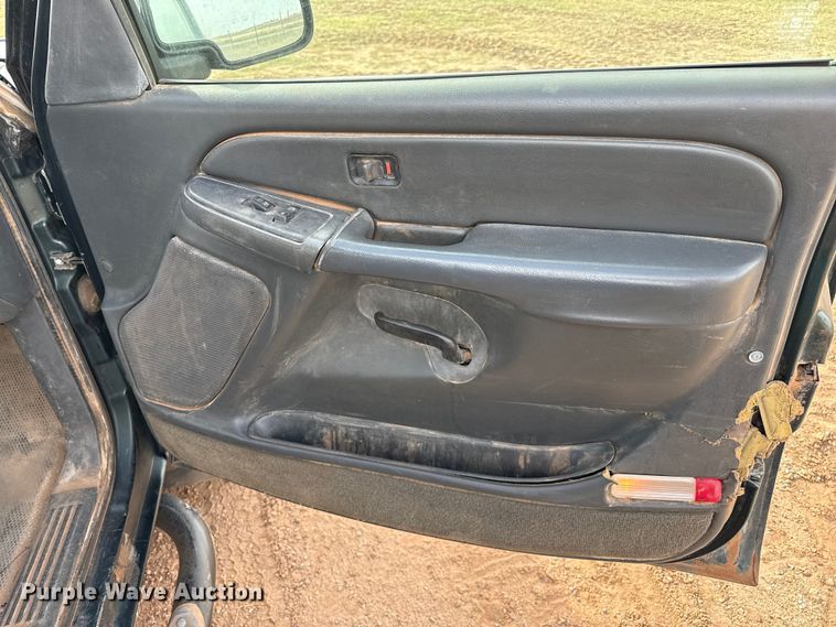 image for item EP0791 2005 GMC Sierra 2500HD pickup truck