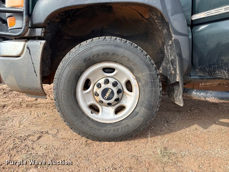 image for item EP0791 2005 GMC Sierra 2500HD pickup truck