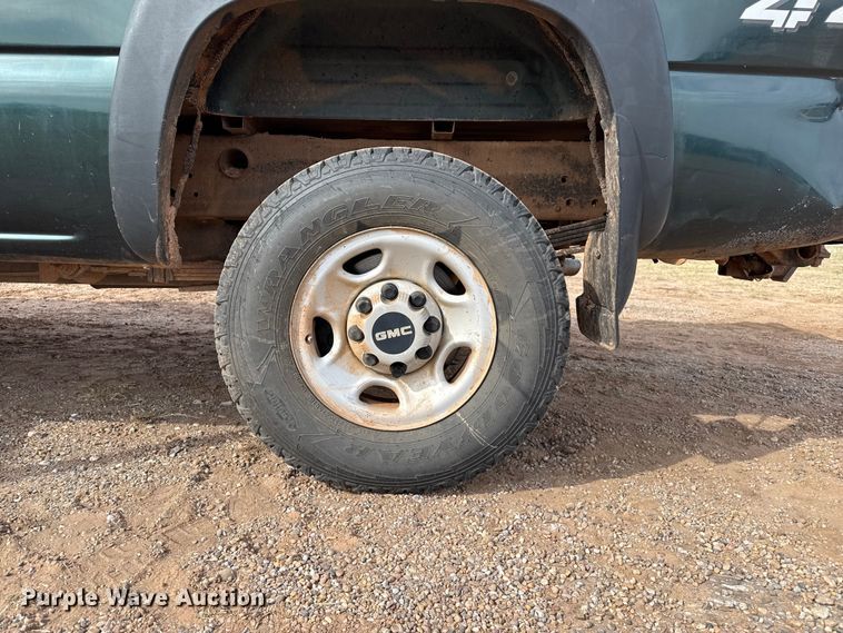 image for item EP0791 2005 GMC Sierra 2500HD pickup truck