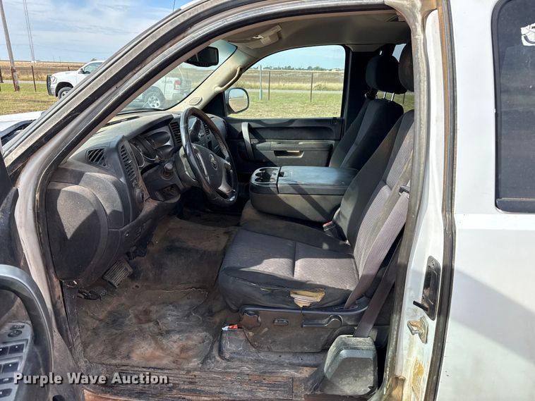 image for item EP0792 2011 Chevrolet Silverado 2500HD Ext. Cab pickup truck