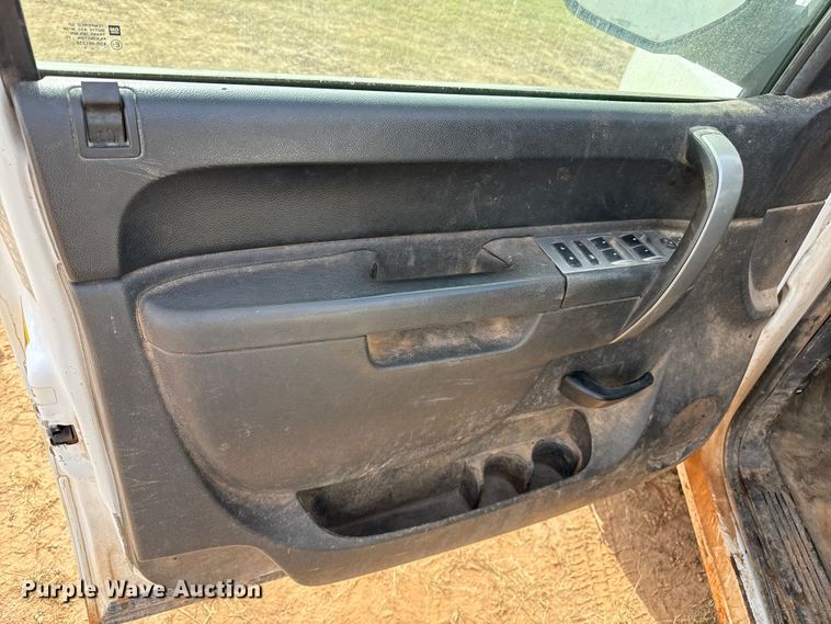 image for item EP0792 2011 Chevrolet Silverado 2500HD Ext. Cab pickup truck