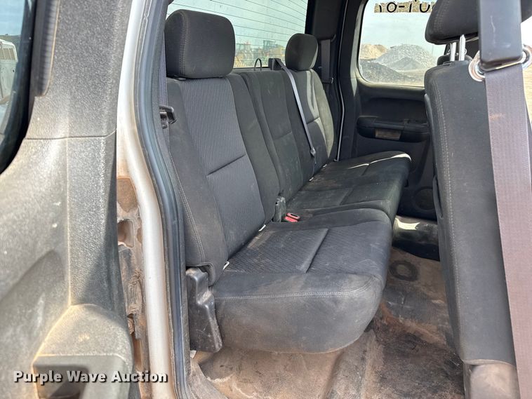 image for item EP0792 2011 Chevrolet Silverado 2500HD Ext. Cab pickup truck