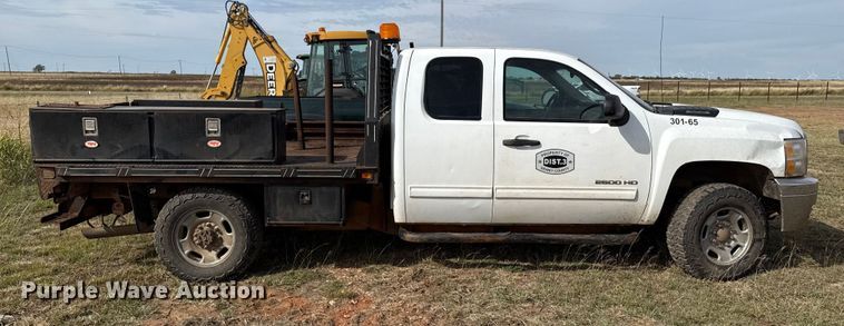 image for item EP0793 2012 Chevrolet Silverado 2500HD Ext. Cab flatbed pickup truck