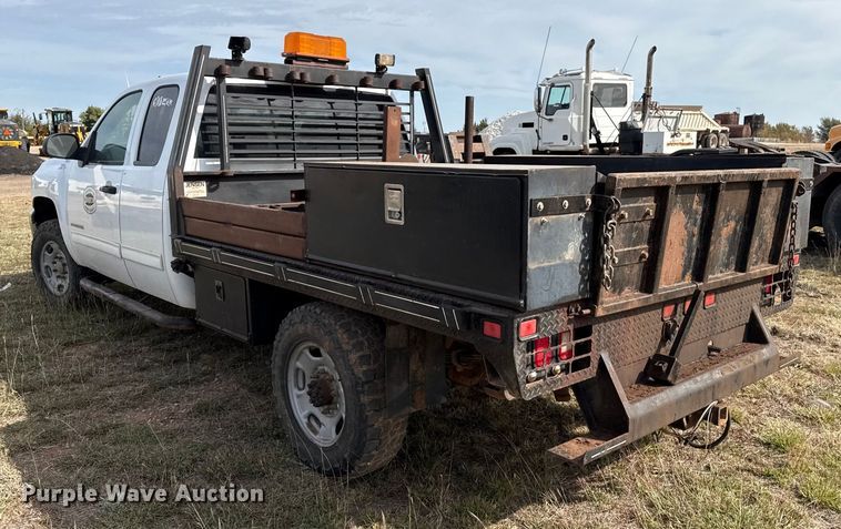 image for item EP0793 2012 Chevrolet Silverado 2500HD Ext. Cab flatbed pickup truck