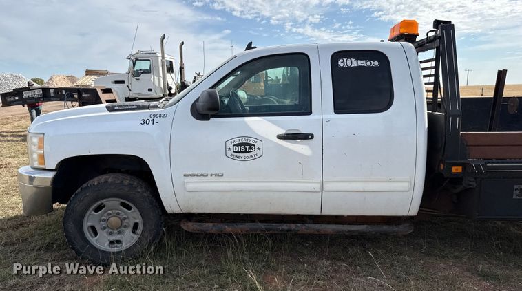 image for item EP0793 2012 Chevrolet Silverado 2500HD Ext. Cab flatbed pickup truck