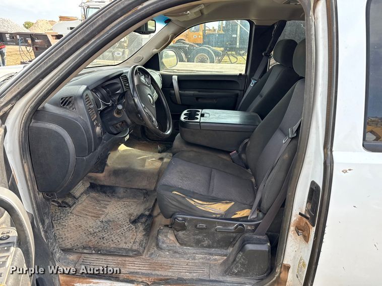 image for item EP0793 2012 Chevrolet Silverado 2500HD Ext. Cab flatbed pickup truck