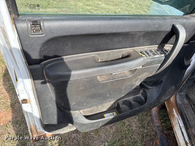 image for item EP0793 2012 Chevrolet Silverado 2500HD Ext. Cab flatbed pickup truck