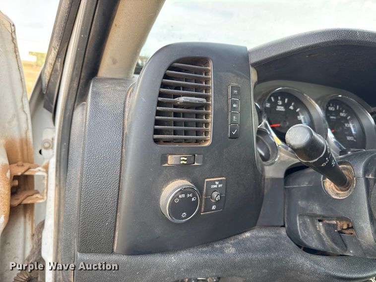 image for item EP0793 2012 Chevrolet Silverado 2500HD Ext. Cab flatbed pickup truck