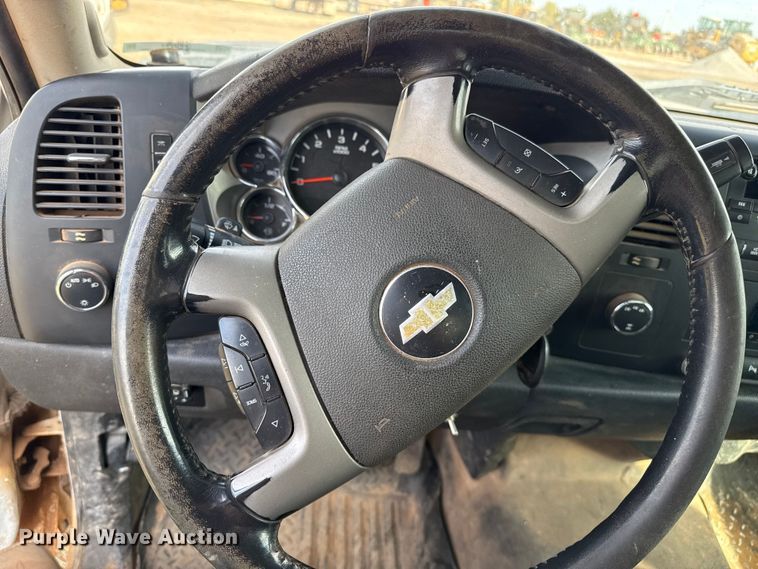 image for item EP0793 2012 Chevrolet Silverado 2500HD Ext. Cab flatbed pickup truck