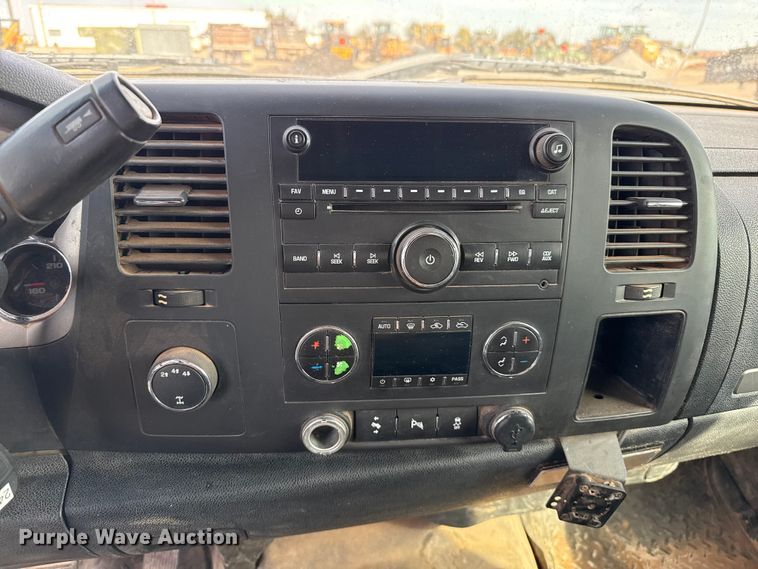 image for item EP0793 2012 Chevrolet Silverado 2500HD Ext. Cab flatbed pickup truck