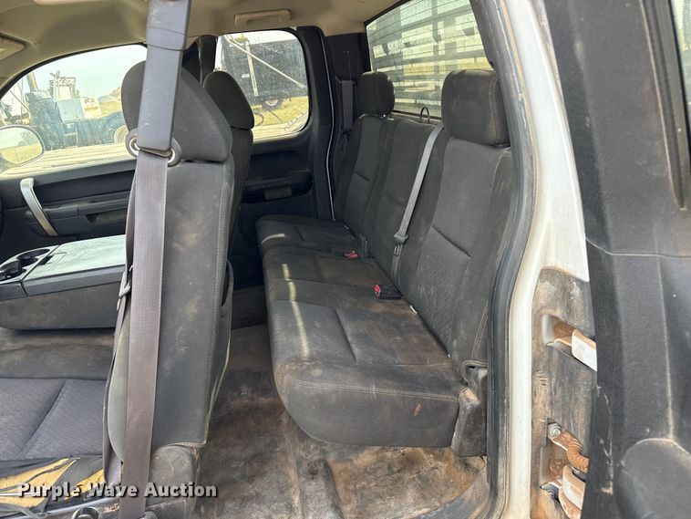 image for item EP0793 2012 Chevrolet Silverado 2500HD Ext. Cab flatbed pickup truck