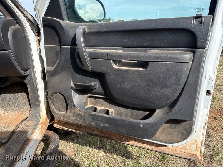 image for item EP0793 2012 Chevrolet Silverado 2500HD Ext. Cab flatbed pickup truck