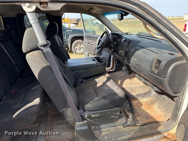 image for item EP0793 2012 Chevrolet Silverado 2500HD Ext. Cab flatbed pickup truck