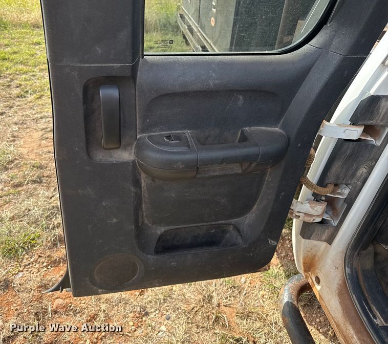 image for item EP0793 2012 Chevrolet Silverado 2500HD Ext. Cab flatbed pickup truck