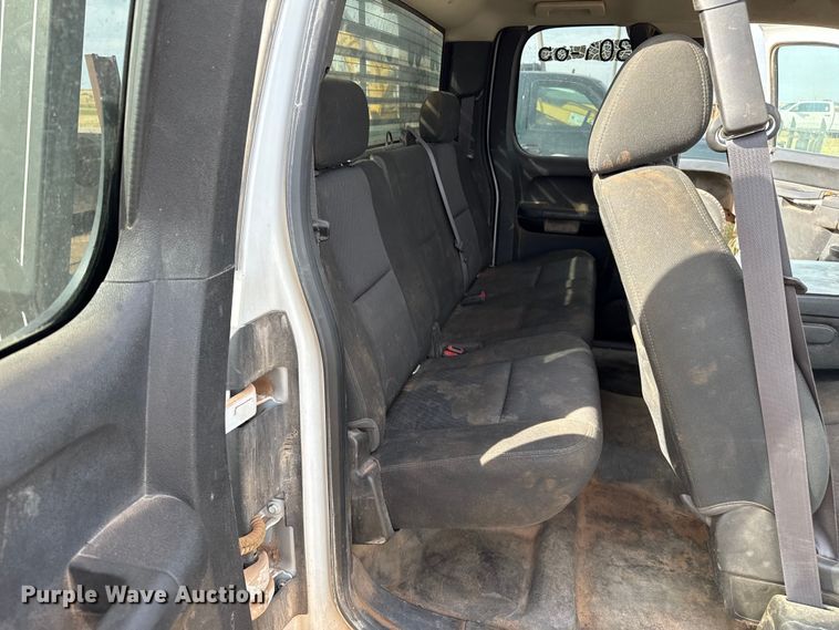 image for item EP0793 2012 Chevrolet Silverado 2500HD Ext. Cab flatbed pickup truck