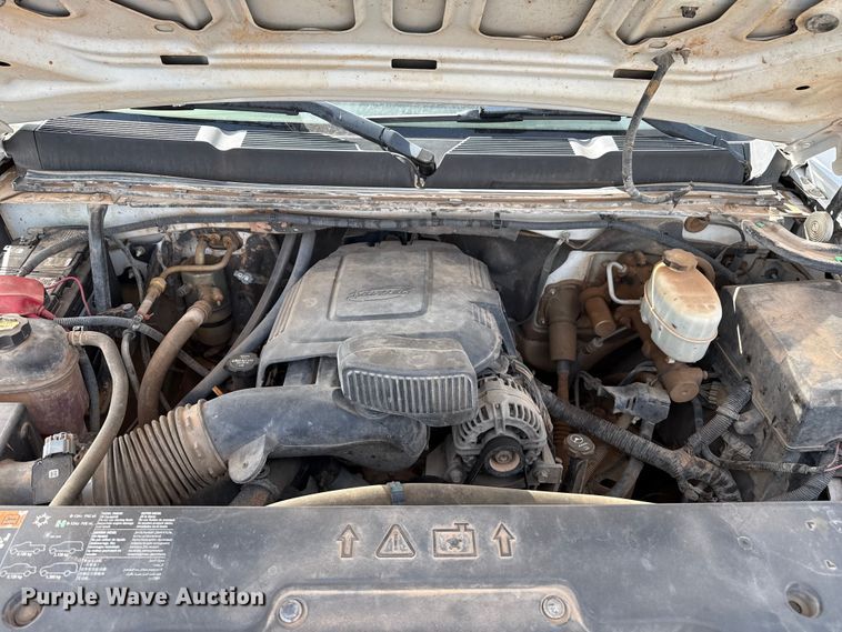 image for item EP0793 2012 Chevrolet Silverado 2500HD Ext. Cab flatbed pickup truck