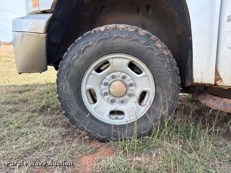 image for item EP0793 2012 Chevrolet Silverado 2500HD Ext. Cab flatbed pickup truck