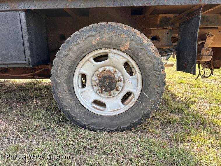 image for item EP0793 2012 Chevrolet Silverado 2500HD Ext. Cab flatbed pickup truck